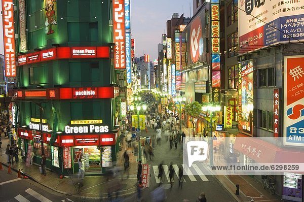 Abend  Straße  beschäftigt  Neonlicht  Tokyo  Hauptstadt  Zeichen  Asien  Japan  Shinjuku  Haltestelle  Haltepunkt  Station