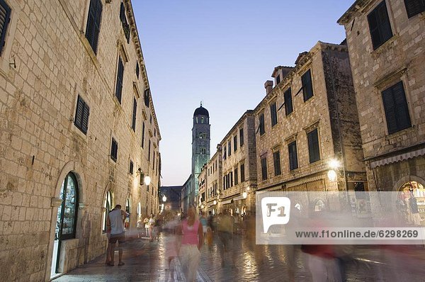 Europa  Stadt  Fußgänger  Glocke  Kroatien  Dalmatien  Dubrovnik  alt