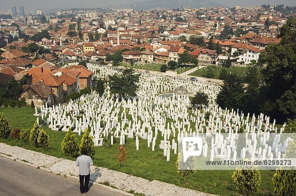 Sarajevo Hauptstadt Europa Mann Gebäude Spiegelung Großstadt Ignoranz Friedhof