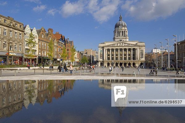 Council House reflected in the infinity pool  and fountains in the newly renovated Old Market Square in the city centre  Nottingham  Nottinghamshire  England  United Kingdom  Europe