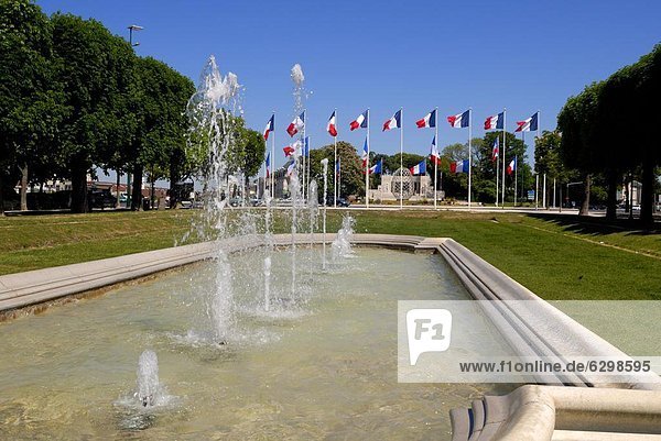 Fountains in Hautes Promenades park  looking towards Place de la Republique  Reims  Marne  Champagne-Ardenne  France  Europe