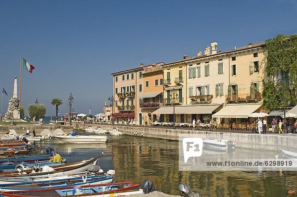 The harbour and waterfront cafes  Lazise  Lake Garda  Veneto  Italian Lakes  Italy  Europe