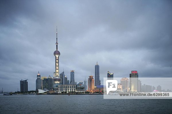 Stadtteil Pudong und dem Oriental Pearl Tower  Shanghai  China  Asien