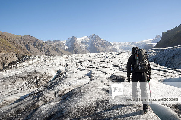 Mann mit Rucksack  Wanderung  Gletscherzunge SvÌnafellsjökull  Skaftafell Nationalpark  Austurland  Ostisland  Island  Europa