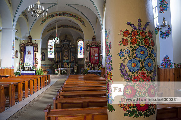 Traditionelle Blumenmalerei an Säule und Wänden  Kirche  Dorf Zalipie  Umgebung von Tarnow  Woiwodschaft Kleinpolen  Polen  Europa