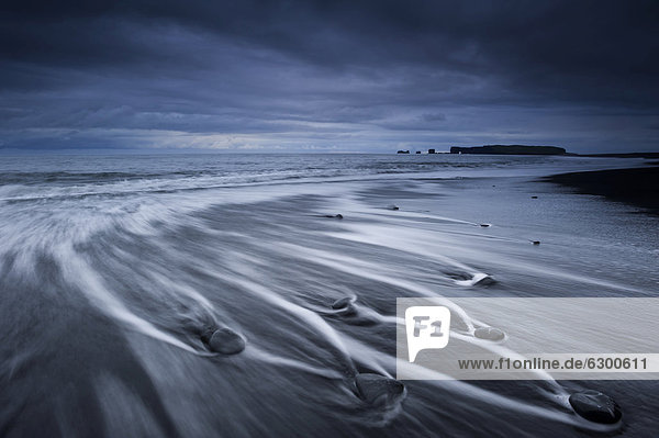 Felstor  Halbinsel DyrhÛlaey  schwarzer Sandstrand  bei VÌk Ì M_rdal  Südküste  Island  Europa