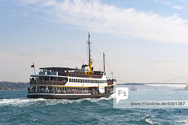 Schiff auf dem Bosporus  hinten Bosporus-Brücke  Istanbul  Türkei