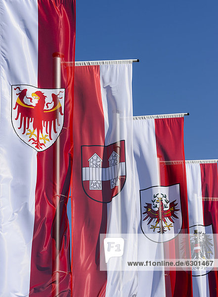 'Fahnen Autonome Provinz Südtirol Stadt Innsbruck Bundesland Tirol Republik Österreich am Vorplatz des Museums ''Tirol Panorama'' am Bergisel Innsbruck Tirol Österreich Europa ÖffentlicherGrund'