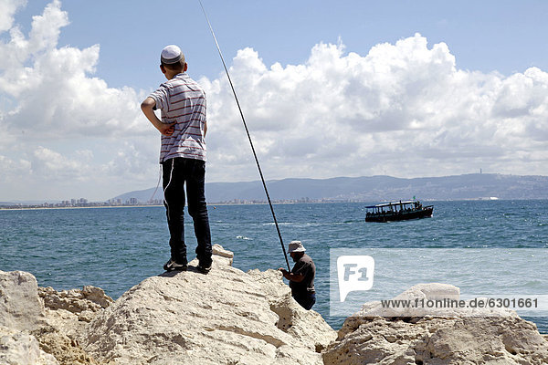 Angler im Hafen  Akko  Israel  Naher Osten