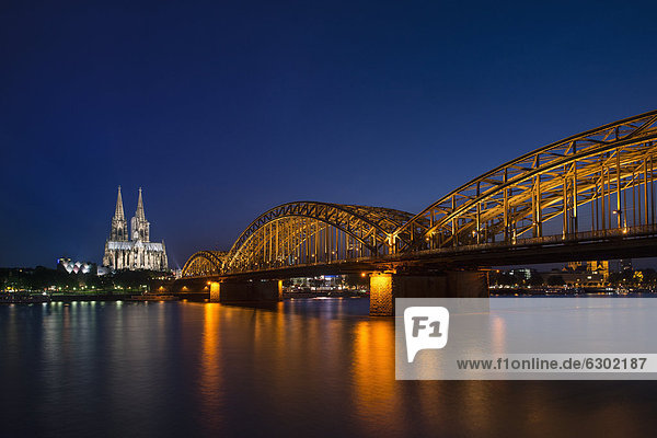Blick von Köln Deutz auf Wallraf-Richartz-Museum  Kölner Dom und die Deutzer Brücke  Nachtaufnahme  Köln  Nordrhein-Westfalen  Deutschland  Europa