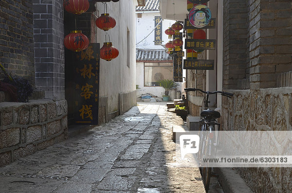 Gasse chinesisch Laterne - Beleuchtungskörper Fahrrad Rad China Asien Lijiang Yunnan