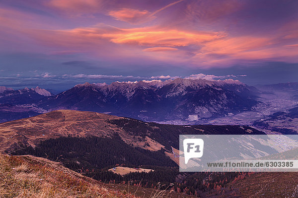 Herbstlicher Blick über das Inntal bei Sonnenuntergang  Tirol  Österreich  Europa