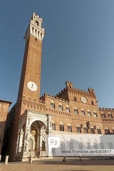 Palazzo Pubblico  Rathaus mit dem Turm Torre del Mangia auf der Piazza del Campo  Siena  Toskana  Italien  Europa