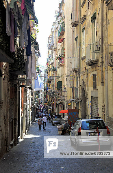 Gasse Via de Deo in der Altstadt von Neapel  Kampanien  Italien  Europa