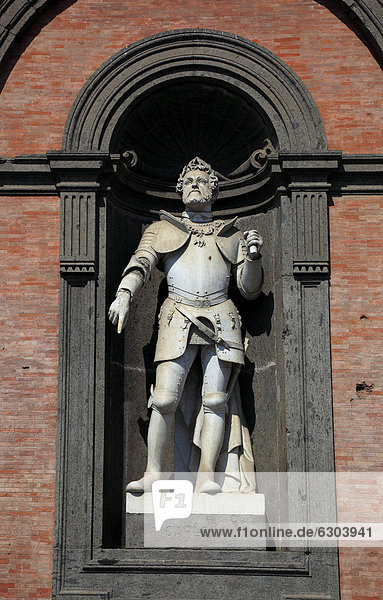 Statue von Carlo V. Palazzo Reale  Palast der Vizekönige  an der Piazza del Plebescito  Neapel  Kampanien  Italien  Europa