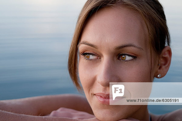 Junge Frau an einem See  close-up