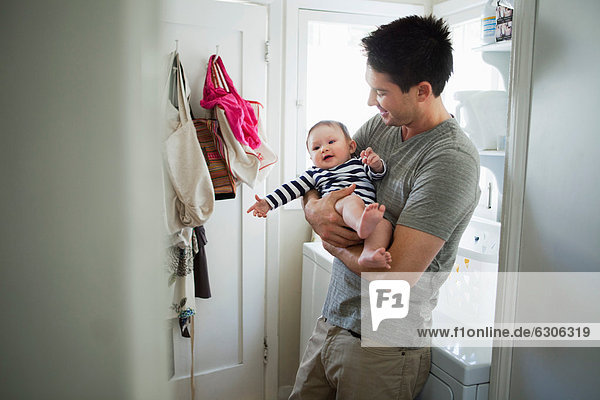 Junge - Person Menschlicher Vater Zimmer halten Baby