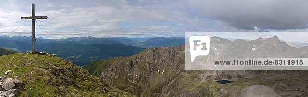 Berglandschaft mit Gipfelkreuz  Zillertaler Alpen  Südtirol  Italien