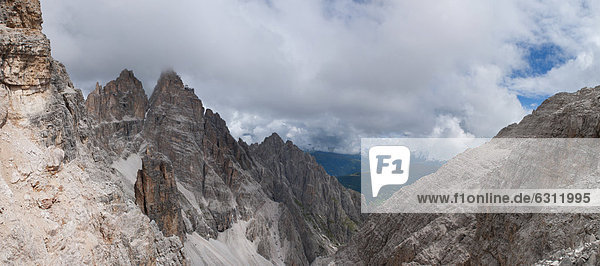 Berglandschaft mit Drei Zinnen  Dolomiten  Südtirol  Italien