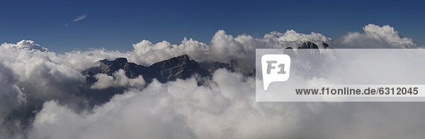 Geislerspitzen im Nebel  Dolomiten  Südtirol  Italien