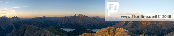 Sonnenaufgang in den Dolomiten  Südtirol  Italien