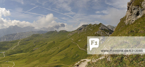 Wanderwege im Naturpark Puez-Geisler  Dolomiten  Südtirol  Italien