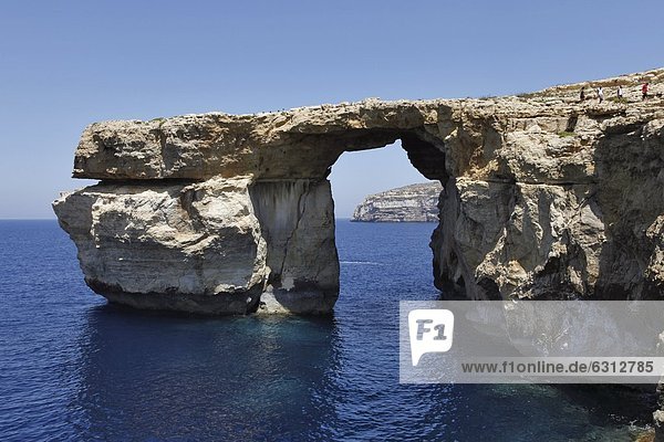nahe Felsbrocken Fenster Brücke blau Gozo Malta Mittelmeer