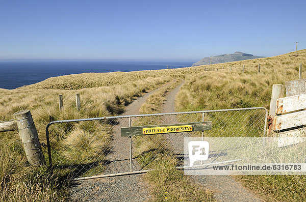 Gatter mit Schild  Private Property  Otago  Südinsel  Neuseeland  Ozeanien