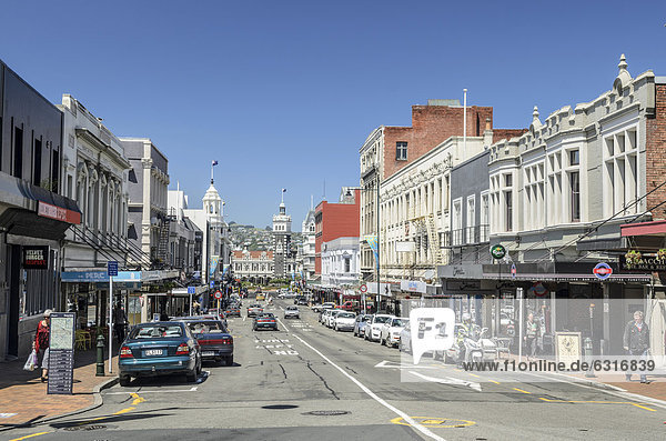 Stuart Street  hinten historische Railway Station  Dunedin  Südinsel  Neuseeland  Ozeanien