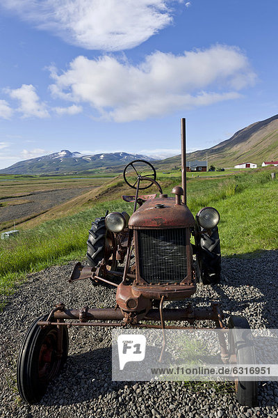 Alter Traktor beim Torfgehöft Lauf·s  Museum  Eyjafjör_ur  Island  Europa