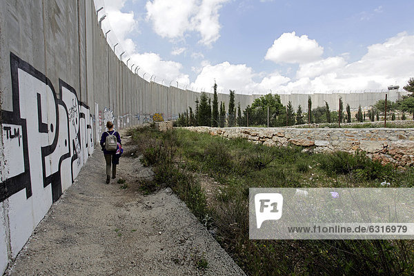 Sperrmauer mit Graffiti  palästinensische Seite  zwischen Bethlehem  Westjordanland und Jerusalem  Israel  Naher Osten