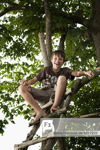 Junge auf einem Baumhaus