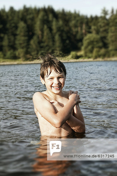 Junge badet in einem See