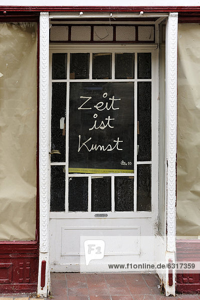 'Spruch: ''Zeit ist Kunst'' an der Eingangstür einer Galerie während der Renovierung  Erlangen  Mittelfranken  Bayern  Deutschland  Europa'