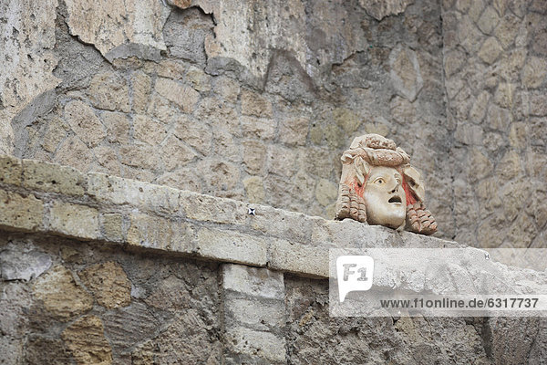 Steinmaske in der Ruinenstadt Herculaneum,  Kampanien,  Italien,  Europa