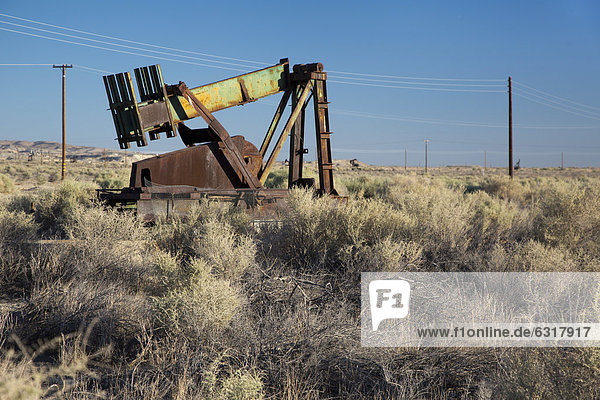 Eine verlassene Ölquelle in den Öl- und Gasfeldern im südlichen San Joaquin Valley  Maricopa  Kalifornien  USA