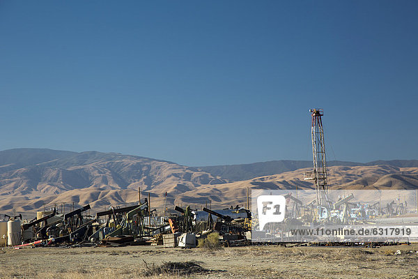 Oil equipment in southern San Joaquin Valley  Maricopa  California  USA