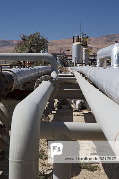 Erdgas-Pipeline in den Öl- und Gasfeldern des südlichen San Joaquin Valley  Taft  Kalifornien  USA