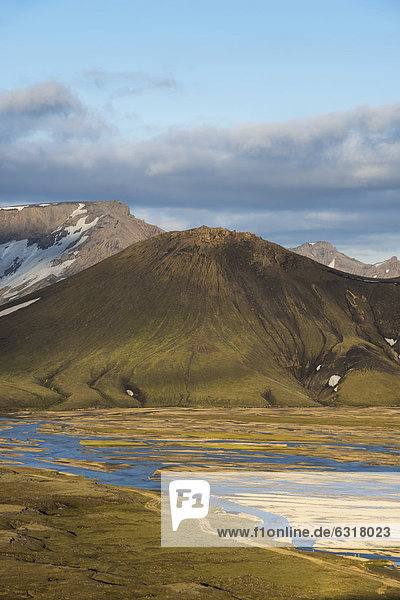 Schneebedeckte Rhyolith-Berge  Fluss JökulgilskvÌsl  Landmannalaugar  Fjallabak Naturschutzgebiet  Hochland  Island  Europa