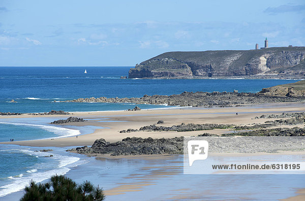 Küste mit Sandstrand und Felsen bei Ebbe  hinten Cap FrÈhel  FrÈhel  DÈpartement CÙtes d'Armor  Bretagne  Frankreich  Europa