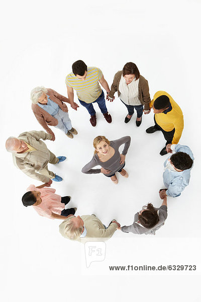 Personengruppe im Kreis mit Frau in der Mitte  hoher Blickwinkel