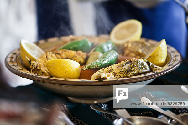 Tunesisches Zackenbarschgericht mit Gemüse  Djerba