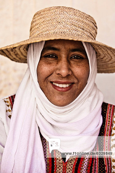 Porträt einer jungen Frau mit Hut und Kopftuch in Djerba  Tunesien