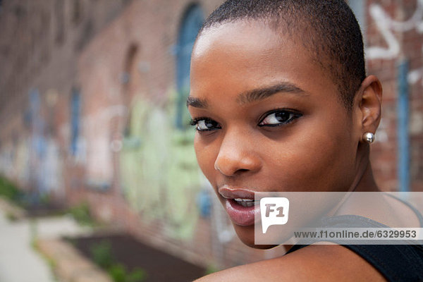 Bildnis einer jungen Frau mit rasiertem Kopf