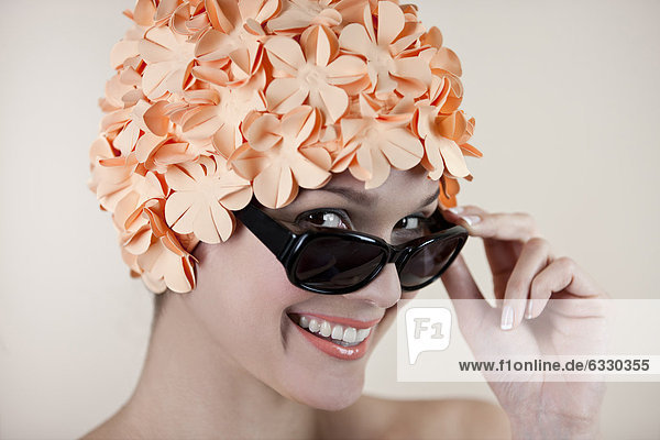 Frau Hut Retro schwarz jung Kleidung Sonnenbrille schwimmen