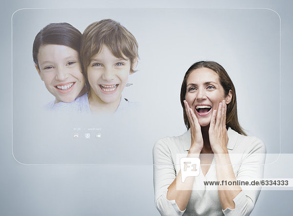 Frau bei der Videokonferenz mit Kindern mit moderner Touchscreen-Technologie