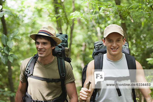 Junge Männer beim Wandern im Wald