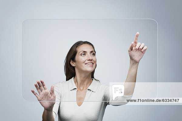 Frau mit großem transparentem Touchscreen