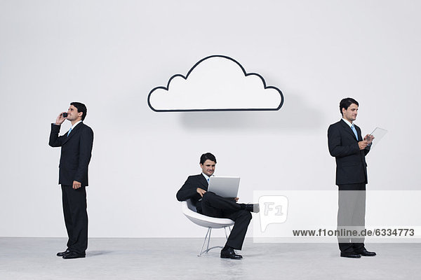 Geschäftsleute  die drahtlose Geräte mit Cloud Computing-Netzwerk verwenden