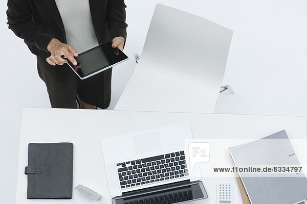 Geschäftsfrau am Schreibtisch mit digitalem Tablett  hohe Blickwinkel